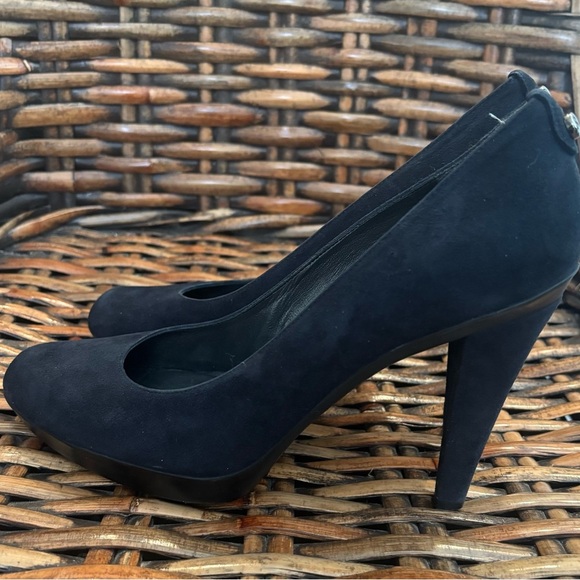 Stuart Weitzman navy suede  Women's Heels in size 7.5 Only worn a few times ! - Picture 14 of 16